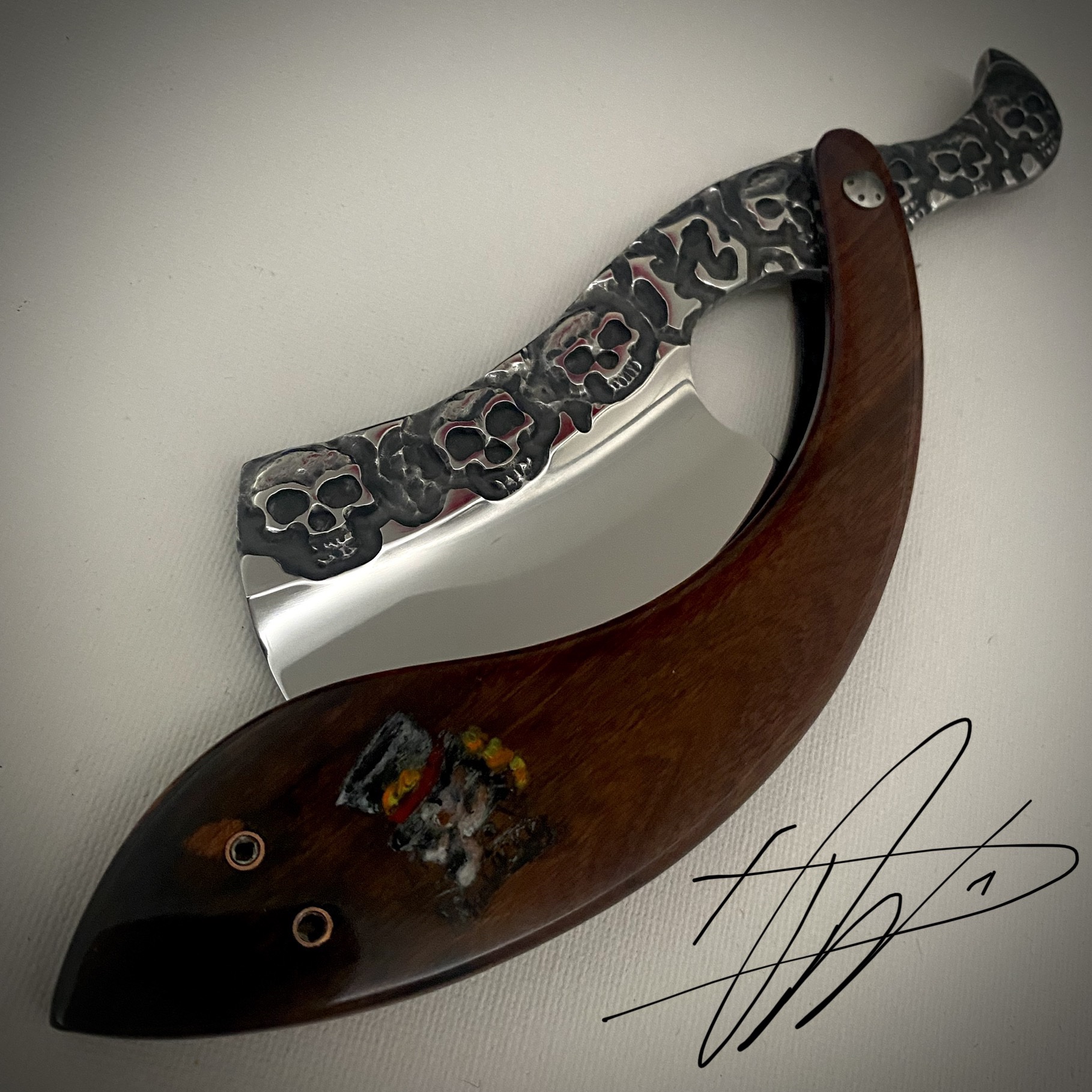 Woolfblades 332 Custom Made in a RWL34 and the scales are made a solid wood with carbon fibre inlays