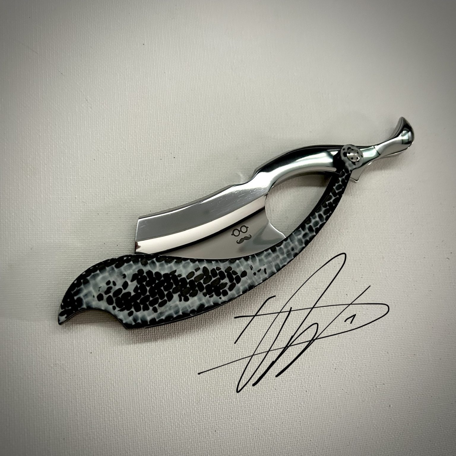 Woolfblades 344 Custom Made in a RWL34 7mm razor ,And the scales are ...