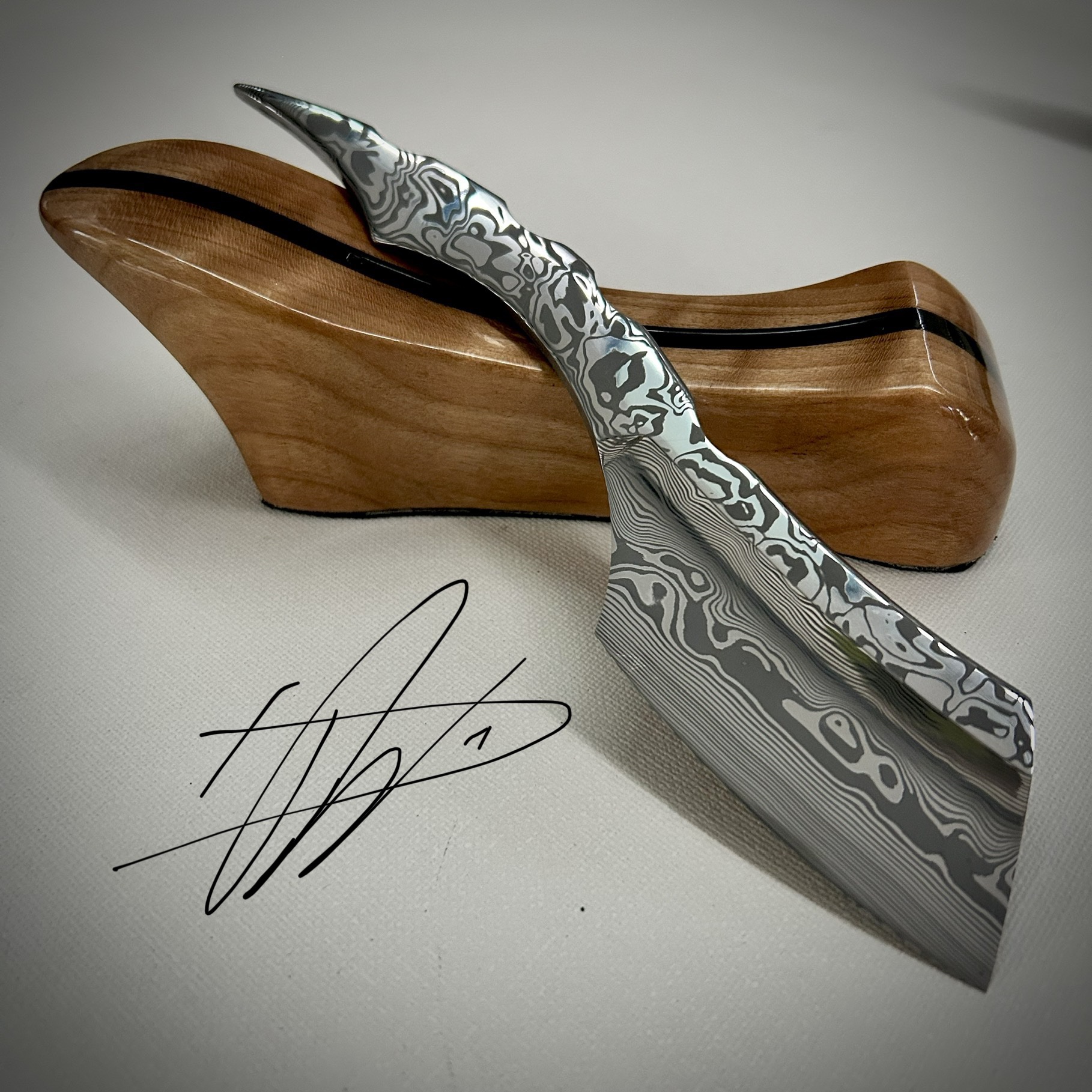 Woolfblades 349 Custom Made in a Vinland Damasteel razor ,And the counter stand is made in a solid wood with carbon fibre inlays and is magnetic