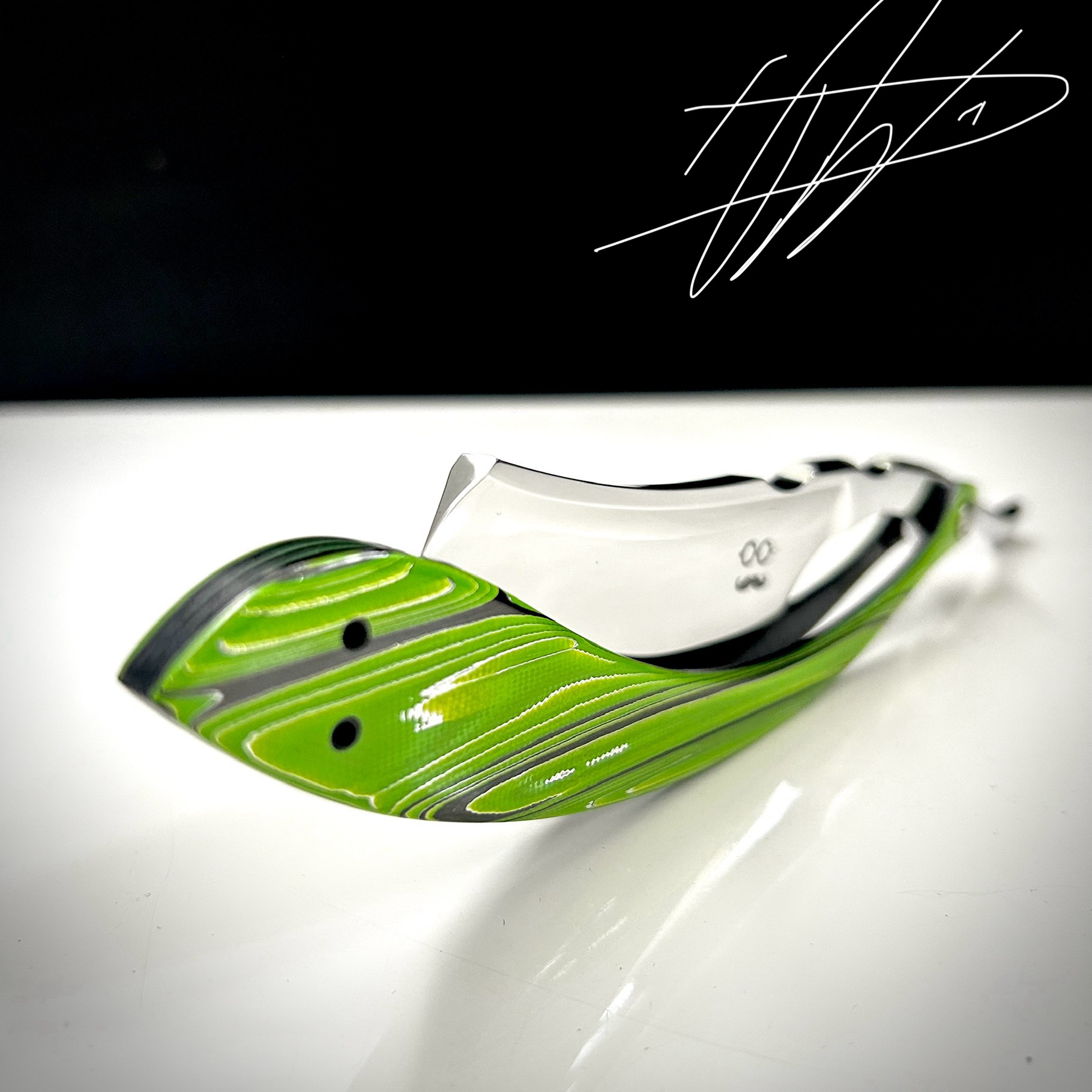 Woolfblades 383 Custom Made in a RWL 34 mirror chrome polish and full hollow grind 6/8 And the scales are made in a Green Carbon fibre with carbon fibre inlays and carbon fibre pin