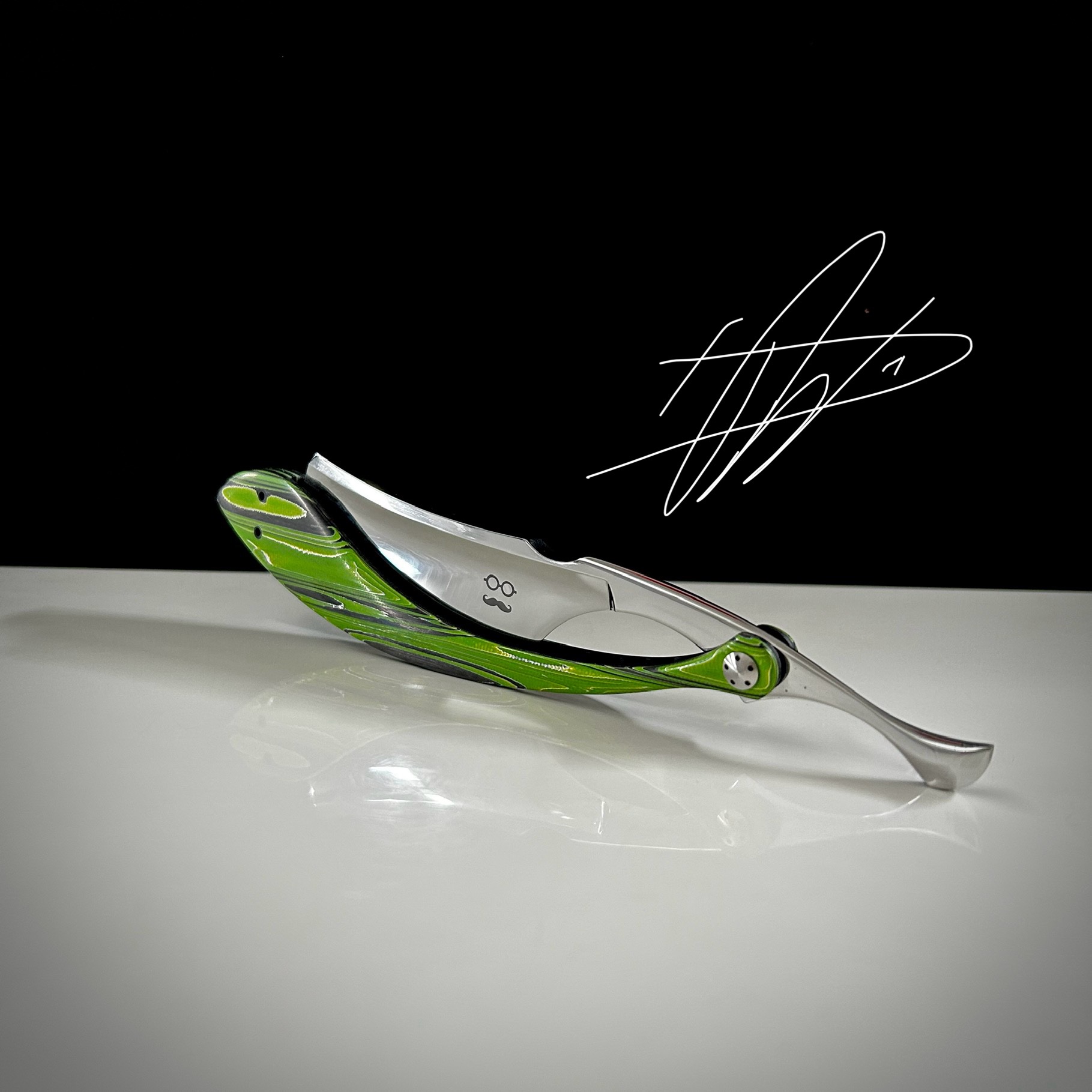 Woolfblades 385 Custom Made in a RWL 34 mirror chrome polish and full hollow grind 6/8 And the scales are made in a Green Carbon fibre with carbon fibre inlays and carbon fibre pin